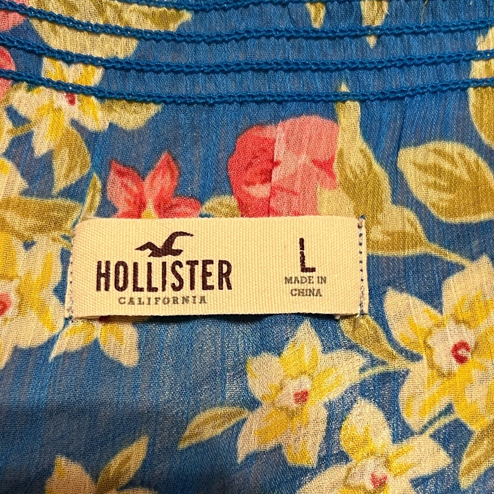HOLLISTER Flowy, Loose-Fit Sheer Bold Floral 🌺 - Picture 3 of 13